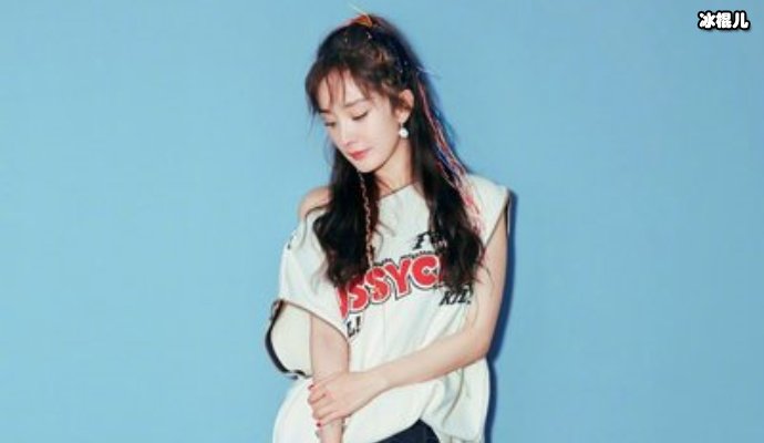 杨幂又来了干练奶茶色西装知性优雅,一改清新路线