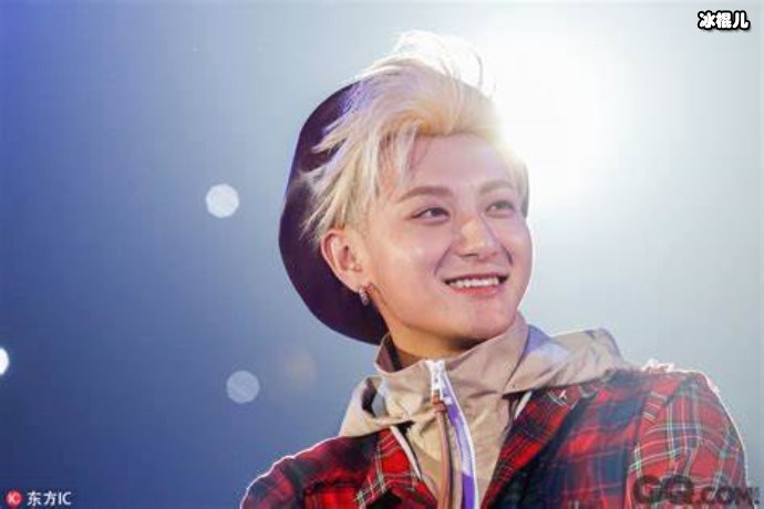 黄子韬教女生发音方法,被小飞虫吓到方寸大乱女学员表情更有趣