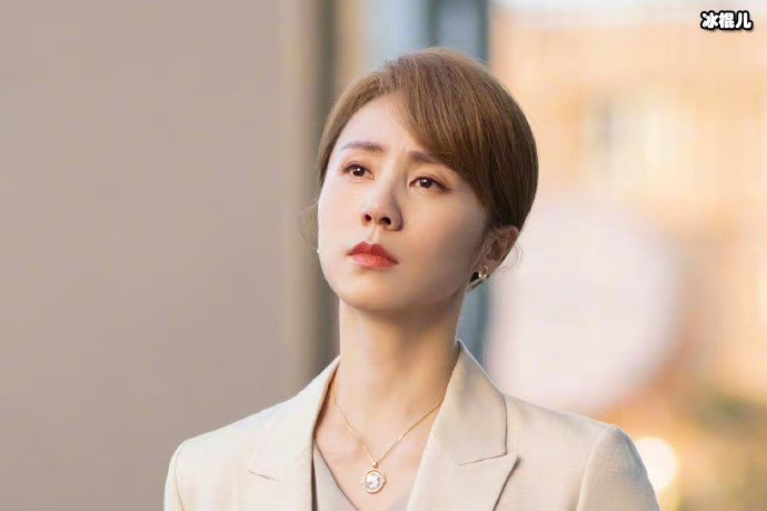 孙莉晒两个女儿合影,多多亮色指甲油十分抢眼