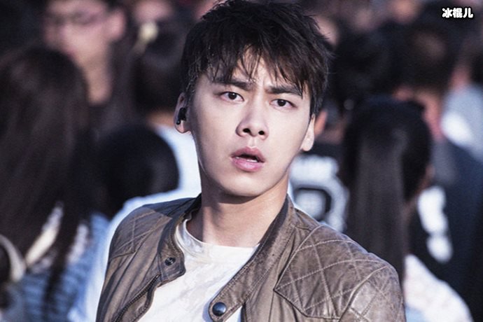 李易峰深夜更博晒妈妈照片,母子二人眉眼相似十分有爱