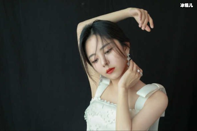 谭松韵片场和其他演员分享辣条,吃货萌态尽显网友:太接地气了