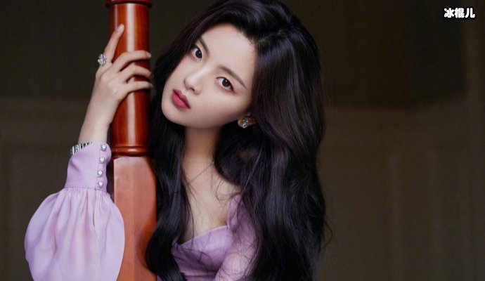 杨超越擅长和公司吵架告别典礼失控大哭，自诩是被眷顾的笨小孩