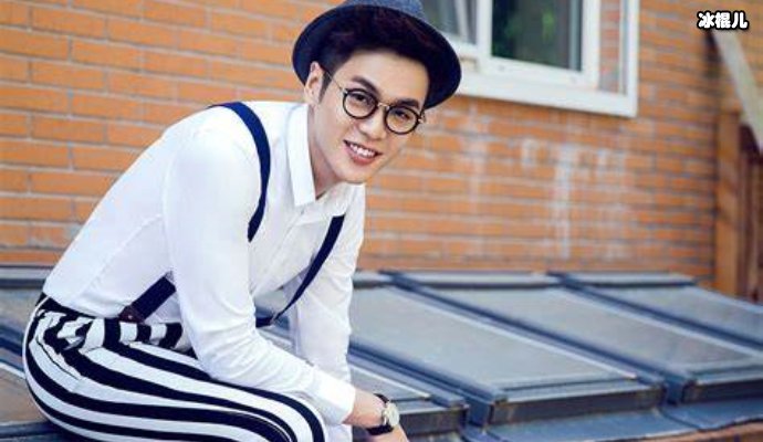 张若昀的手白皙修长,做的手势一般人还真做不到