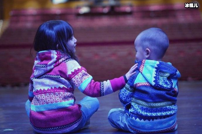 黄磊神仙家庭再添互动,弟弟被涂指甲油黄磊孙莉一旁看戏