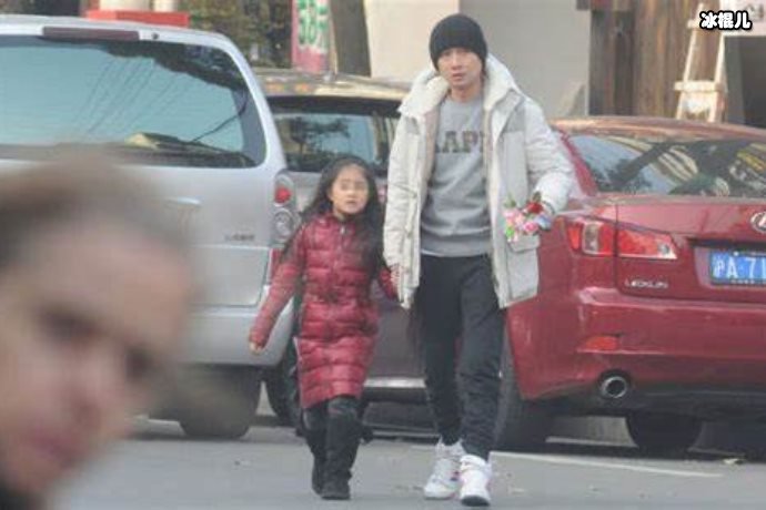 文章发微博回应新恋情,称对方只是朋友并没有车内热吻