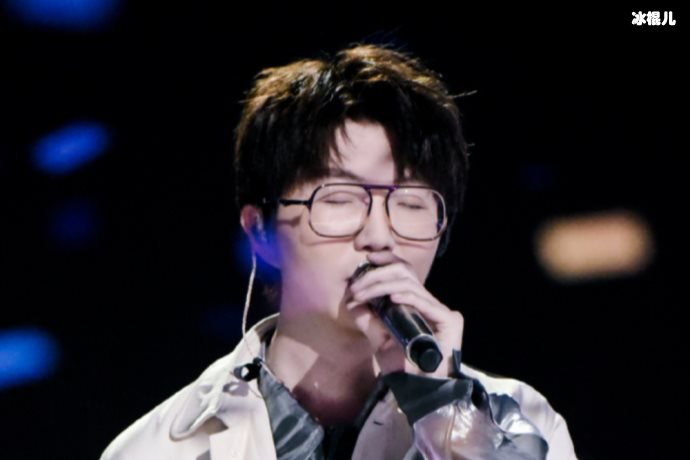 毛不易被粉丝接机,表情却十分严肃呼吁大家放下手机