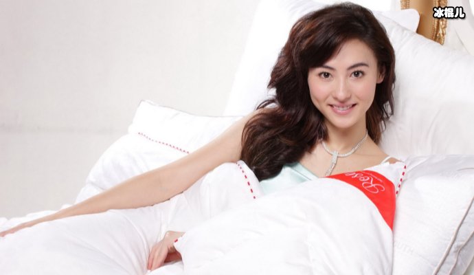 张柏芝带两个儿子海边度假,穿一身泳装素颜模样年轻