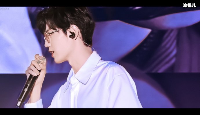 肖战不惧负能量强势复工,演唱《红梅赞》上线一小时夺内地榜第一