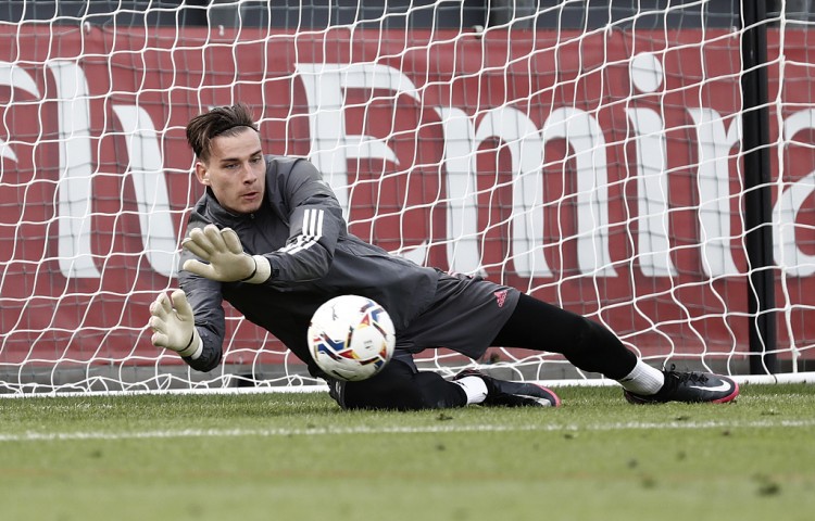 记者:卢宁因背伤缺战乌克兰队比赛,预计下周一恢复合练