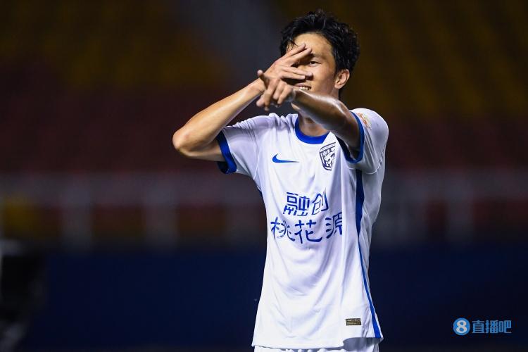 记者评谢鹏飞红牌:与国内执法标准直接有关,国足也难逃此问题