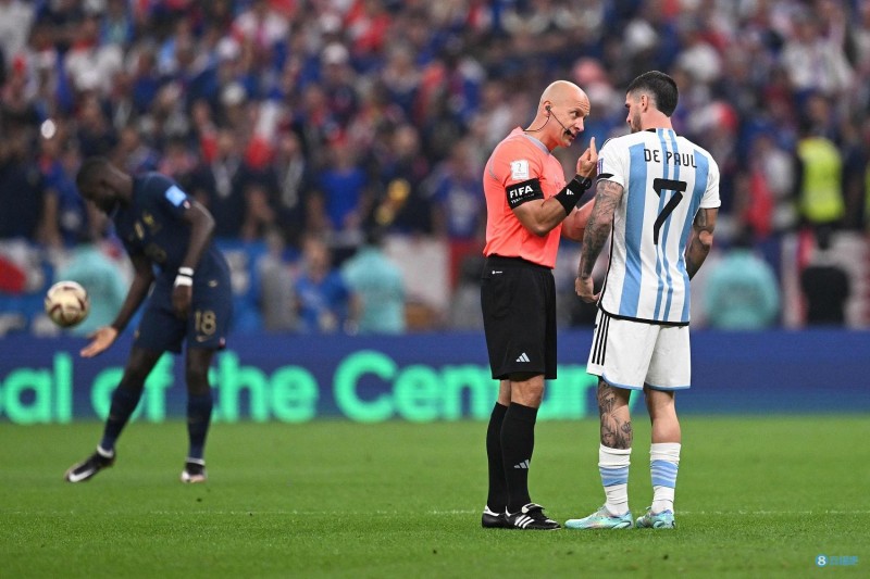 意媒:IFAB考虑只允许球队队长与裁判交流,以便更好管理冲突