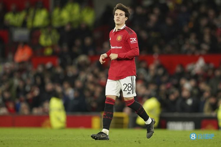 佩利斯特里:跟女友在曼市逛街,一个带曼城标志的东西都看不着