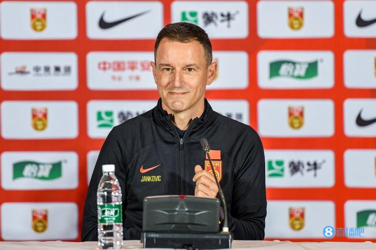 足球报：扬科维奇在国足难实现其战术 自身用人也存在大问题