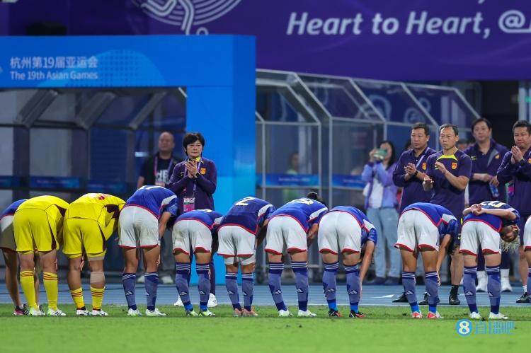 日本女足向水庆霞鞠躬，龙八国际@吧友的热评登上日媒