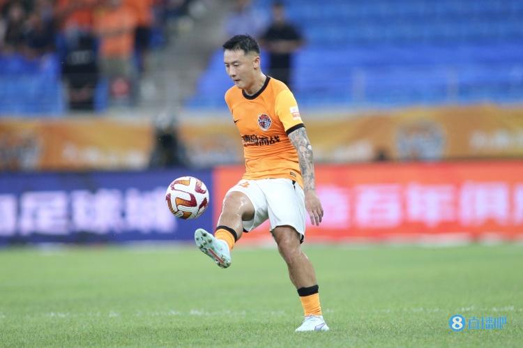 “重庆梅西”冯劲调侃队友彭欣力要追星梅西:飞铲梅西吗?