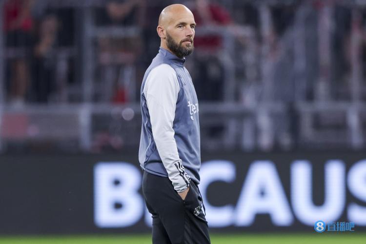 镜报:滕哈赫助教范德加格会留在曼联,他无意执教阿贾克斯