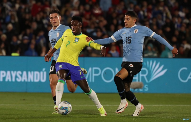 法媒:巴黎计划冬窗引进左后卫奥利维拉 埃基蒂克可能离队