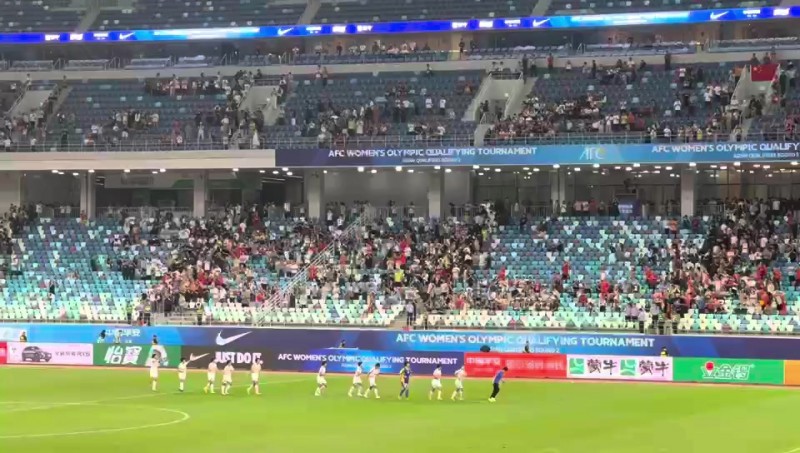 【龙八国际在现场】赛后朝鲜女足队员绕场鞠躬感谢球迷支持
