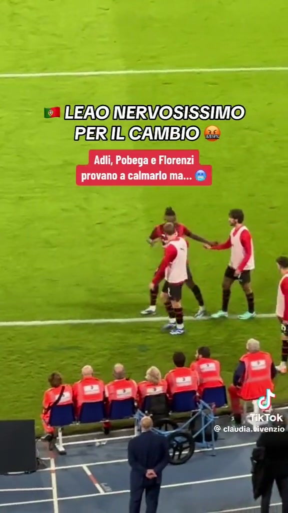 现场视频：莱奥被换下后径直走向皮奥利询问，弗洛伦齐等人安抚