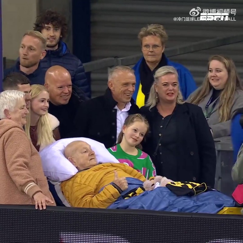 泪目丨荷甲维特斯这位老球迷最后的心愿