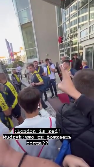 球迷找穆德里克合影说“伦敦是红色的！”球员：那你为啥找我？