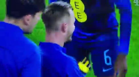 喝了个寂寞?麦迪逊补水时拿反了水瓶，连捏三下没喝到水