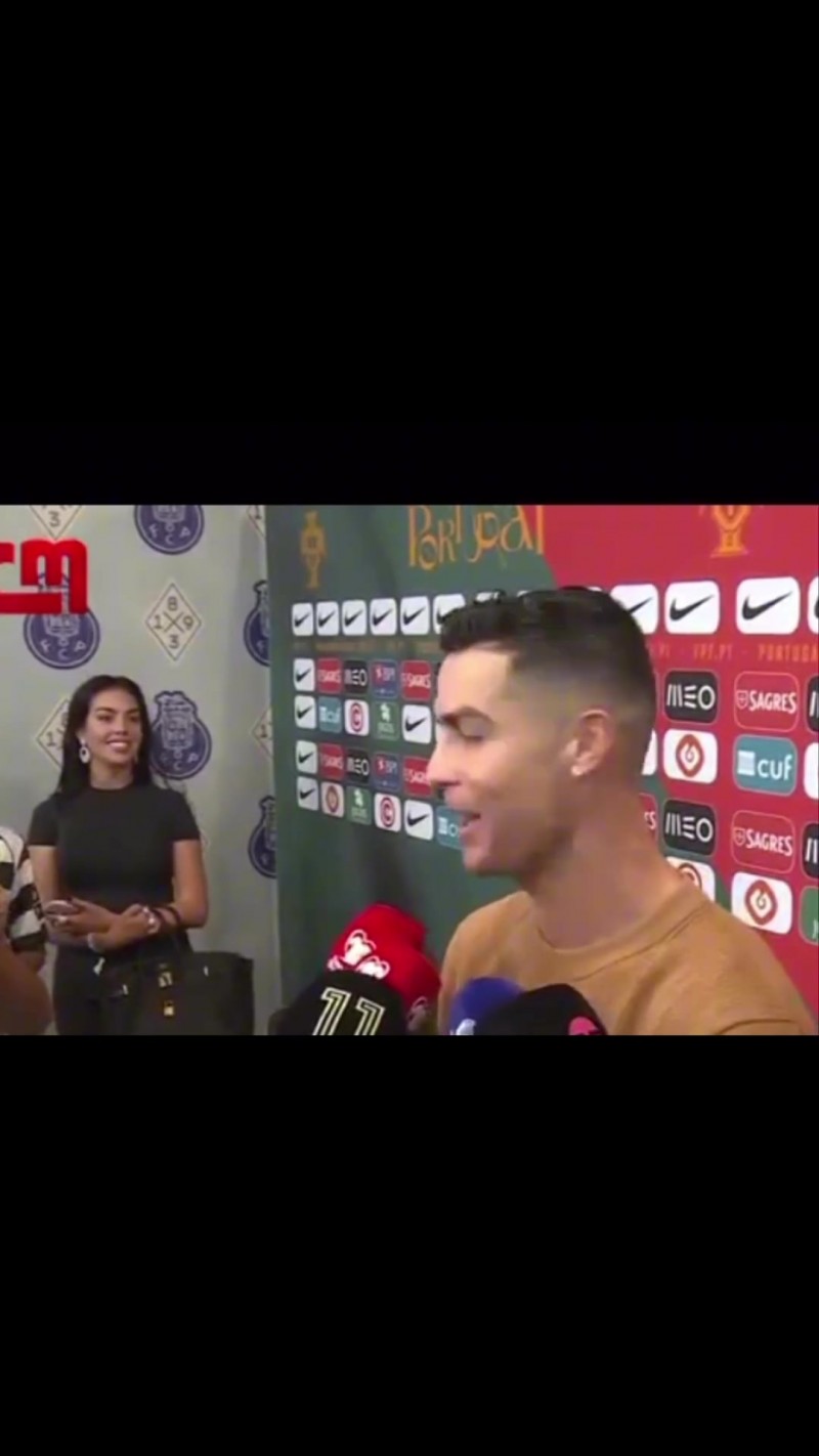 ?狗粮吃满了，?C罗赛后采访中看了眼乔治娜，两人相视而笑