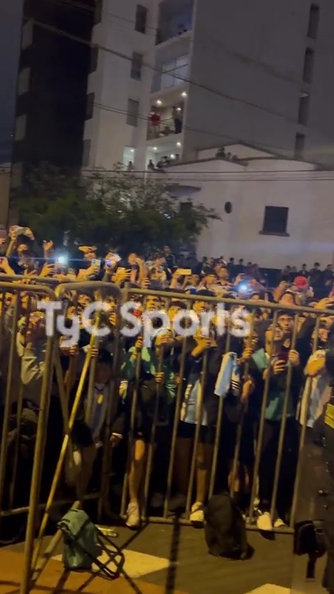 ?这叫客场？阿根廷驻地酒店外球迷人山人海，纷纷高喊梅西