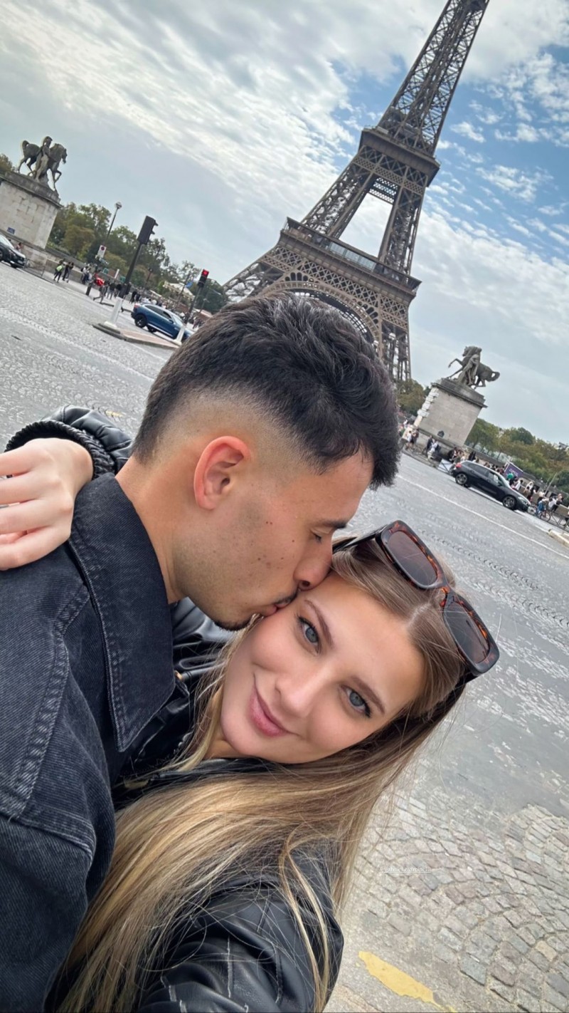 好甜?马丁内利假期携女友赴法国度假,游览埃菲尔铁塔&迪士尼