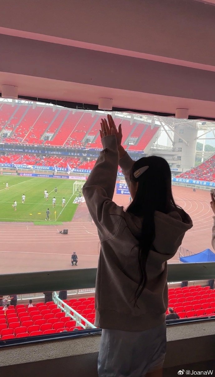 韦世豪进球后示爱妻子,妻子社媒撒狗粮:9周年??快乐