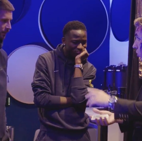 ?庆祝万圣节,热刺官方组织魔术教学活动?