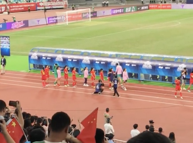 送上安慰还是在告别？水庆霞与中国女足队员一一拥抱