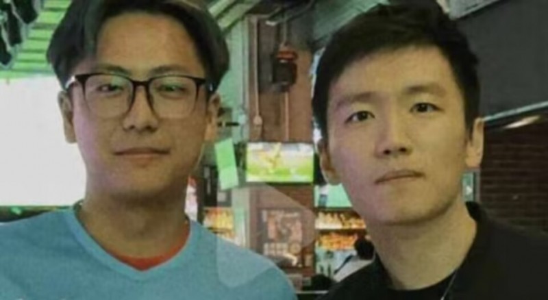 国米主席张康阳在南京酒吧看了国米vs罗马比赛,并与曼城球迷合影