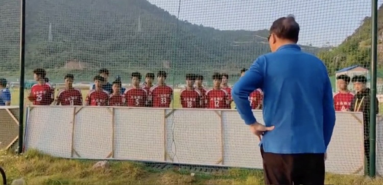 徐根宝率队在学青会开门红,告诫小球员:多看看曼城队员怎么射门