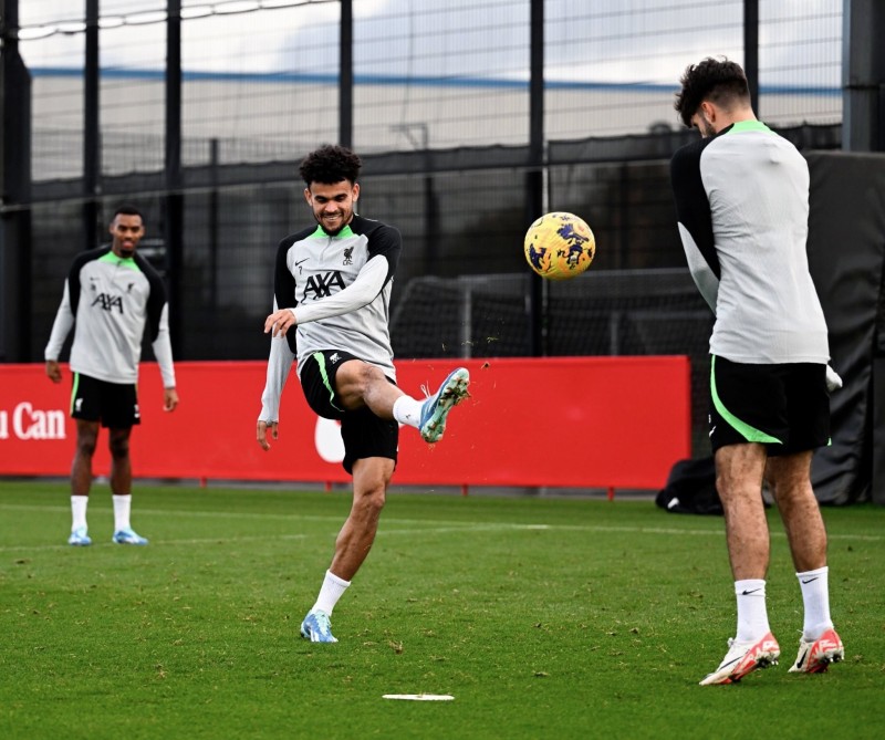 利物浦边锋路易斯-迪亚斯回归球队训练,脸上露出笑容