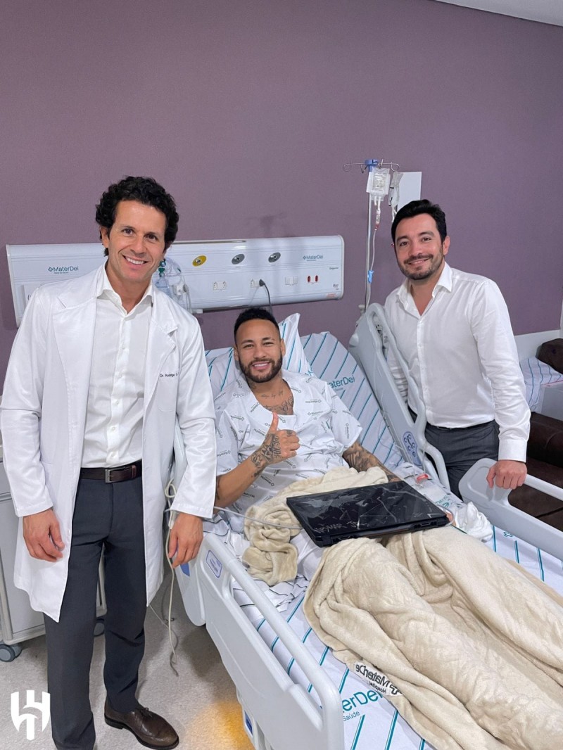 利雅得新月晒内马尔术后照:他很满意这场“胜利”