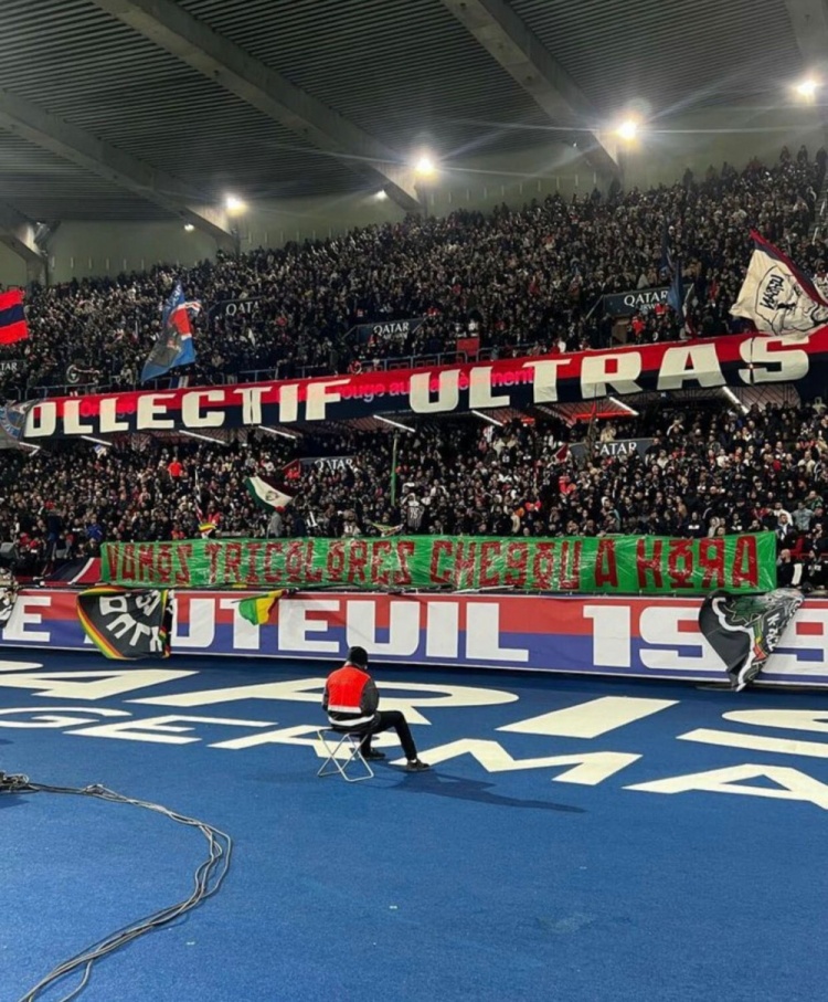 解放者杯决赛来临,巴黎球迷拉横幅支持博卡的对手弗鲁米嫩塞