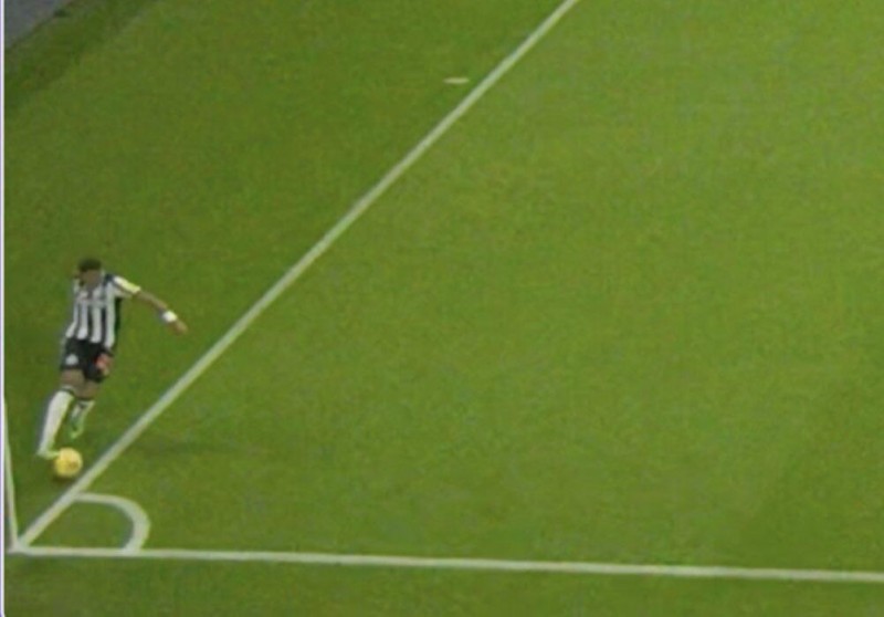 要素拉满!纽卡进球疑似出界、手球、犯规,但裁判听VAR后判有效