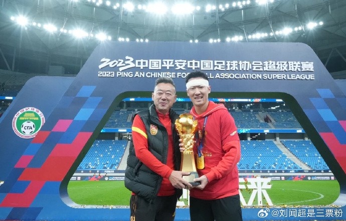 记者:海港客战大连人多人挂彩,徐新头部受创&王燊超颧骨骨折