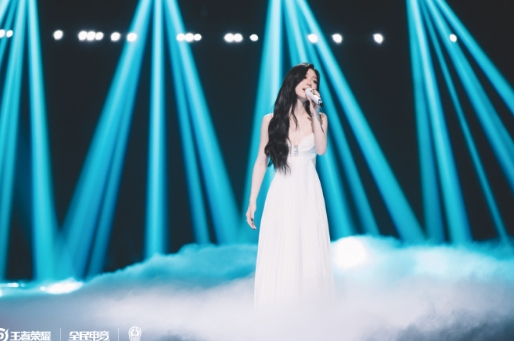 歌手单依纯晒KPL挑战杯总决赛中场表演返图:飘飘若仙~~