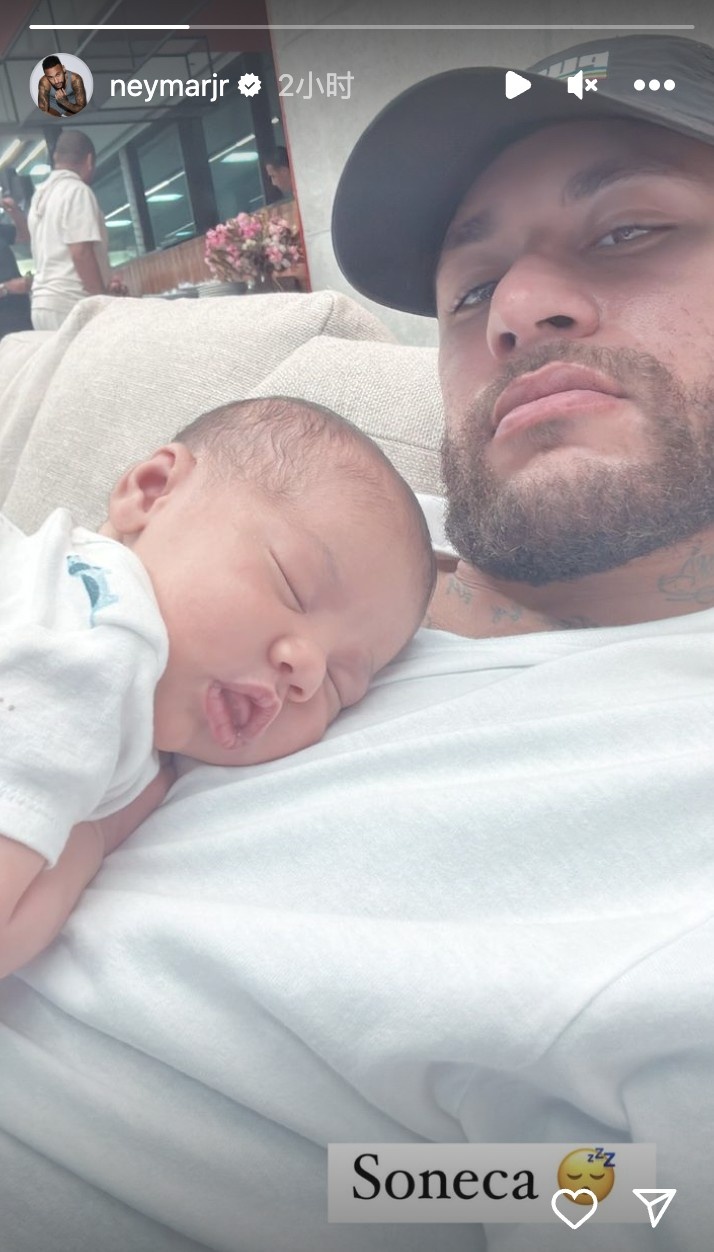 十足的女儿奴!内马尔晒出小女儿依偎熟睡照&满满都是宠溺