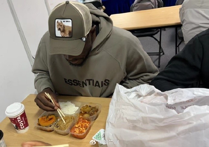 适应得不错!恩加德乌现身五棵松观战CBA,熟练使用筷子吃盒饭