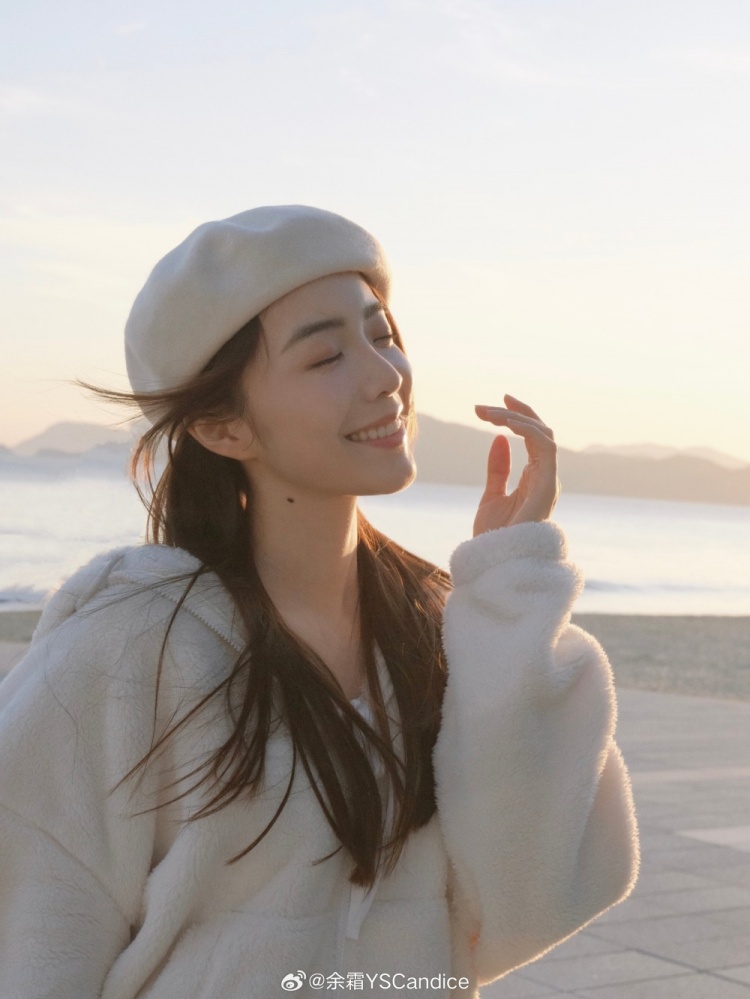 主持人余霜更博晒照:那片海