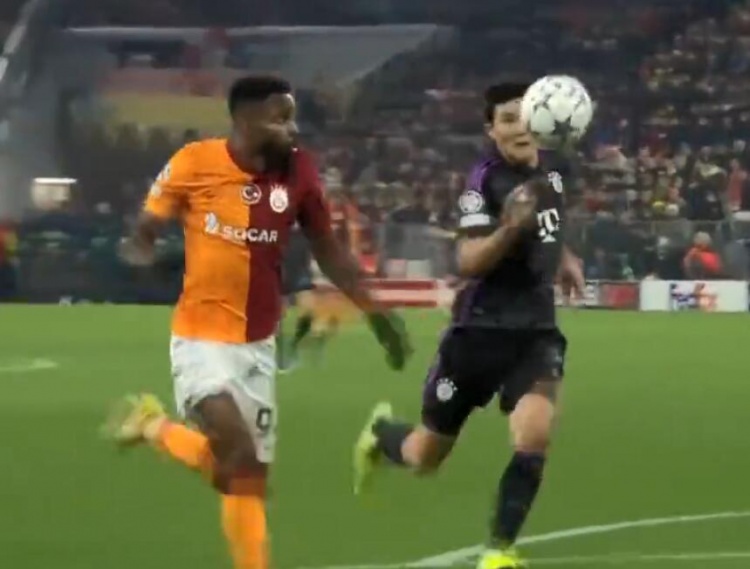 两国安名宿欧冠对决,巴坎布用速度甩开金玟哉完成破门