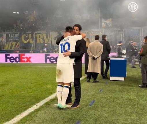 蓝黑传承!劳塔罗赛后与米利托拥抱照片让人感慨万千