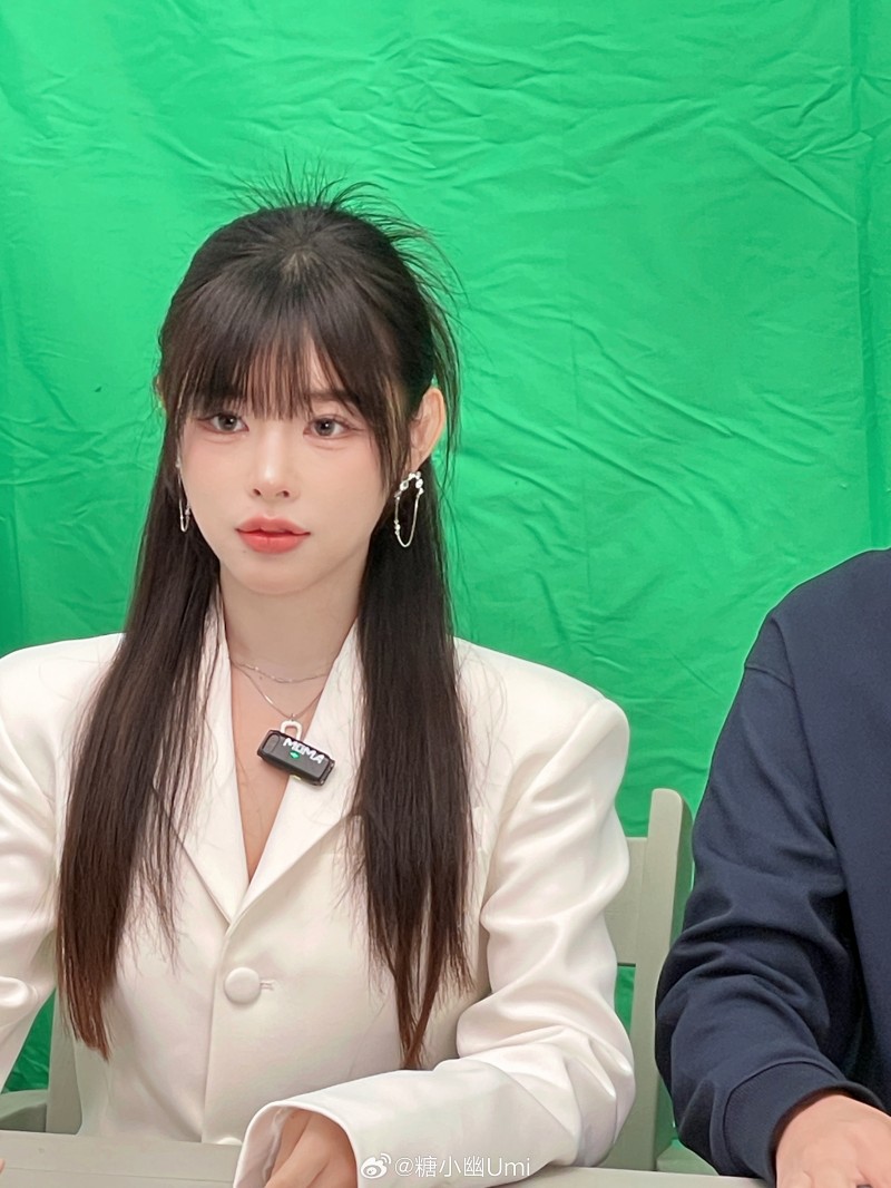 有点像方圆!Doinb妻子糖小幽白色OL装:叮~女解说限定皮肤