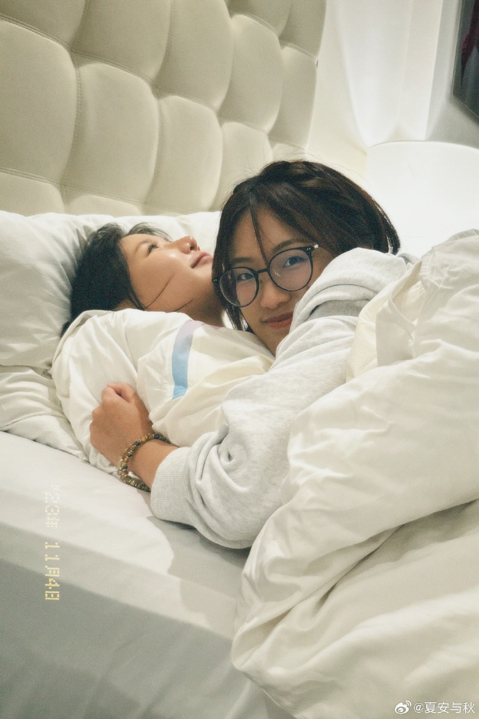 不把吧友当外人！夏安晒出与余霜亲密床照：主动出击 余霜娇羞