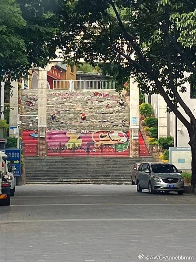 越秀山体育场即将改造升级,体育场前阶梯上的广州队图案被移除