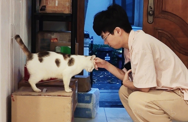 TT官博晒照：热情招待躲雨小猫的Ucal