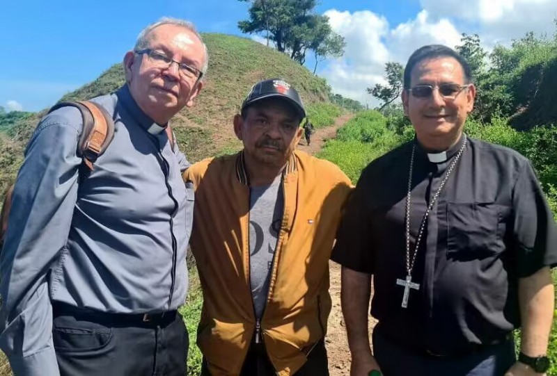 被绑架12天后获释,路易斯-迪亚斯父亲事件前后照片对比